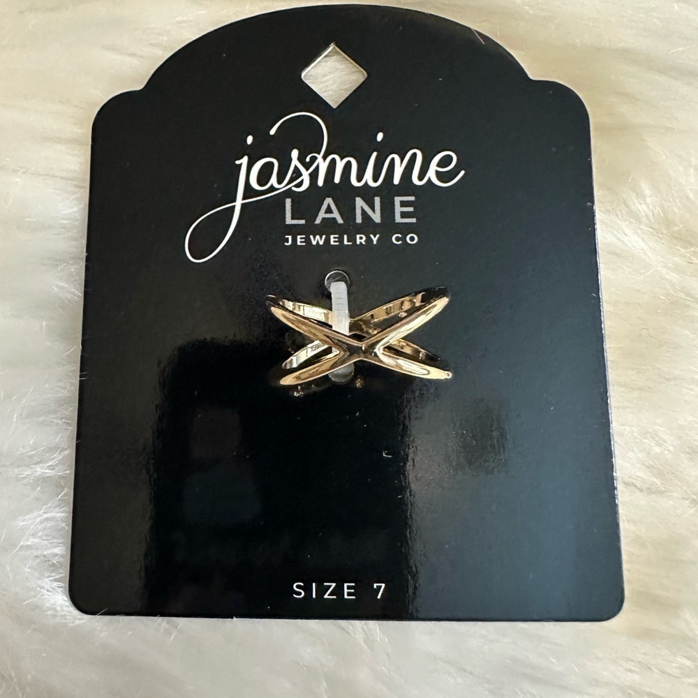 🩷5/$10 Jasmine Lane Gold Crossover Ring